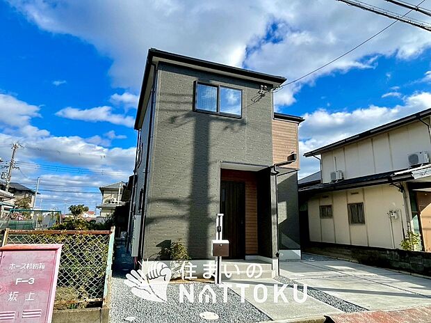 【現地写真（外観）】軽くて火災に強い屋根材を採用し、地震時の建物への負担や揺れを軽減しています。