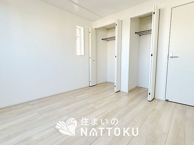 【現地写真（寝室）】木目の美しさを際立たせるシンプルデザインの建具を使用しています。