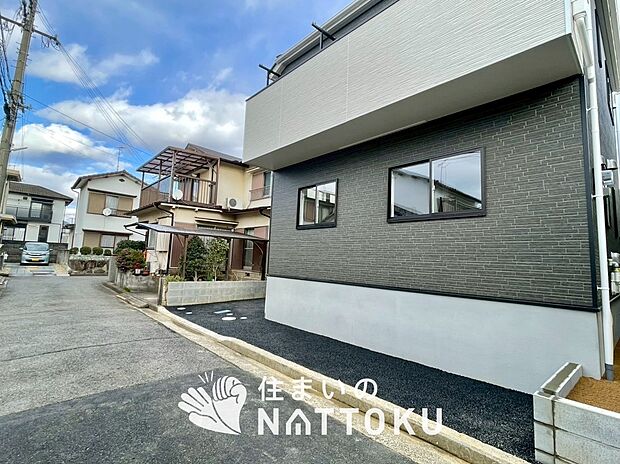 【現地写真（前道含む外観）】健康被害に配慮したもっとも安全性の高い建材を採用し、シックハウス対策をしております。