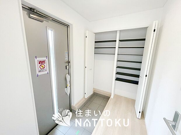 【現地写真（玄関）】玄関には、大型のシューズ収納を設置しています。