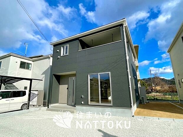 【現地写真（外観）【１号地】】雨で汚れを落とし、耐久性・耐候性に優れた外壁を使用しています。