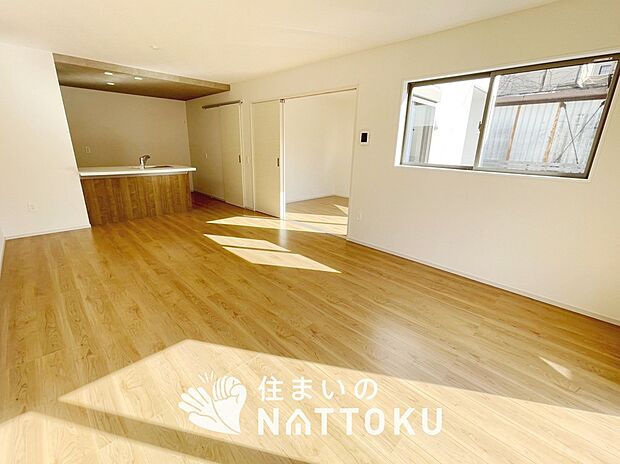 【現地写真（リビング）】フローリング材には、木目、色調など木材特有の風合いがあり、ナチュラルな美しさになっています。