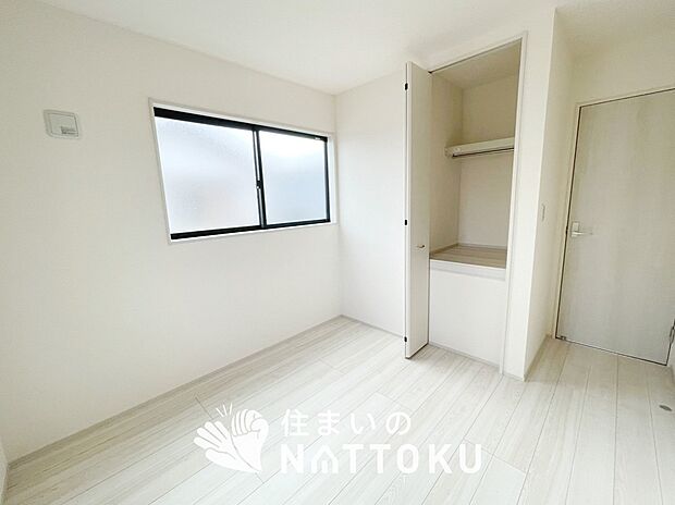 【現地写真（洋室）】木目の美しさを際立たせるシンプルデザインの建具を使用しています。