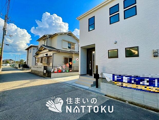 【現地写真（前道含む外観）】軽くて火災に強い屋根材を採用し、地震時の建物への負担や揺れを軽減しています。