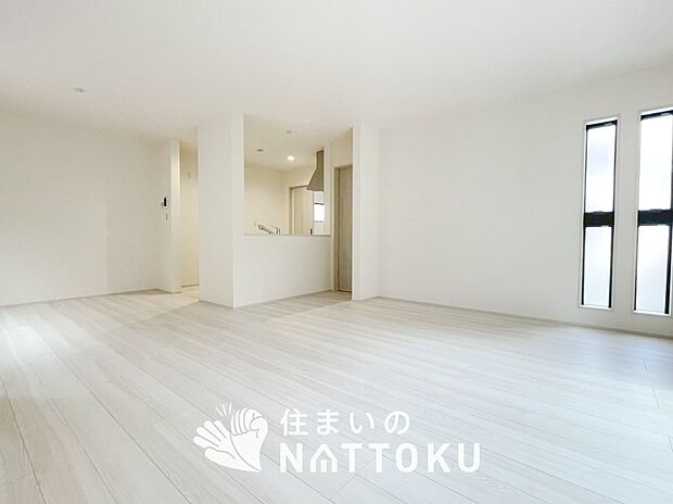 【現地写真（リビング）】フローリング材には、木目、色調など木材特有の風合いがあり、ナチュラルな美しさになっています。