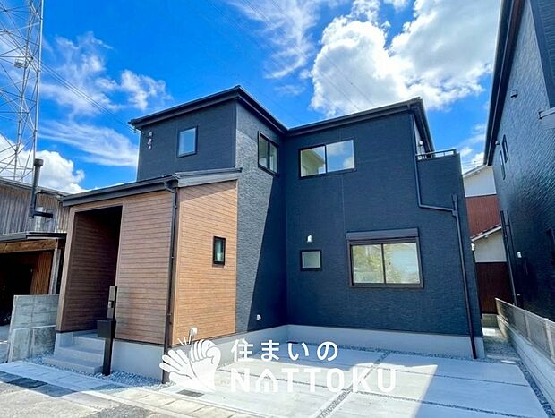 【現地写真（外観）【２号地】】軽くて火災に強い屋根材を採用し、地震時の建物への負担や揺れを軽減しています。