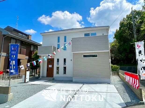 【現地写真（外観）】軽くて火災に強い屋根材を採用し、地震時の建物への負担や揺れを軽減しています。