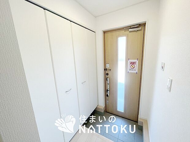【現地写真（玄関）】玄関には、大型のシューズ収納を設置しています。