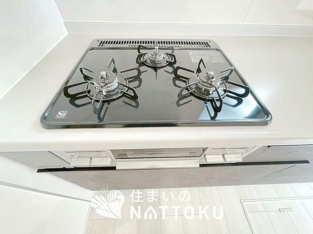 【ビルトインコンロ】フラットな構造で清掃性が高く、過熱防止センサー付３口タイプで日頃の家事も快適です。