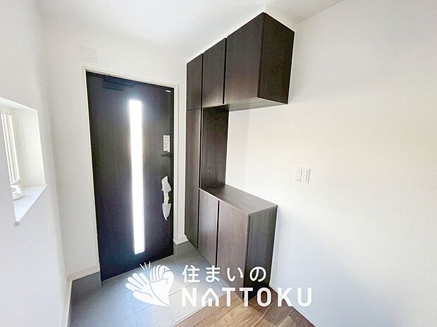 【現地写真（玄関）】玄関には、大型のシューズ収納を設置しています。