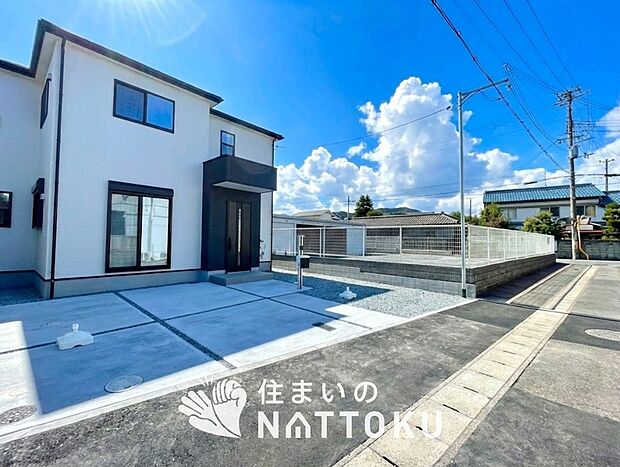 【現地写真（前道含む外観）】健康被害に配慮したもっとも安全性の高い建材を採用し、シックハウス対策をしております。