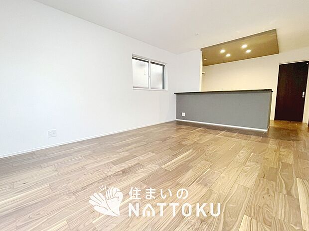 【現地写真（リビング）】フローリング材には、木目、色調など木材特有の風合いがあり、ナチュラルな美しさになっています。