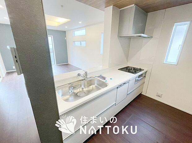 【現地写真（キッチン）】収納たっぷりのシステムキッチン、浄水器付水栓を標準装備しています。