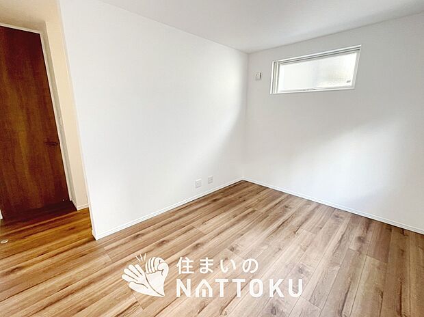 【現地写真（寝室）】木目の美しさを際立たせるシンプルデザインの建具を使用しています。