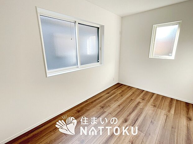 【現地写真（洋室）】木目の美しさを際立たせるシンプルデザインの建具を使用しています。