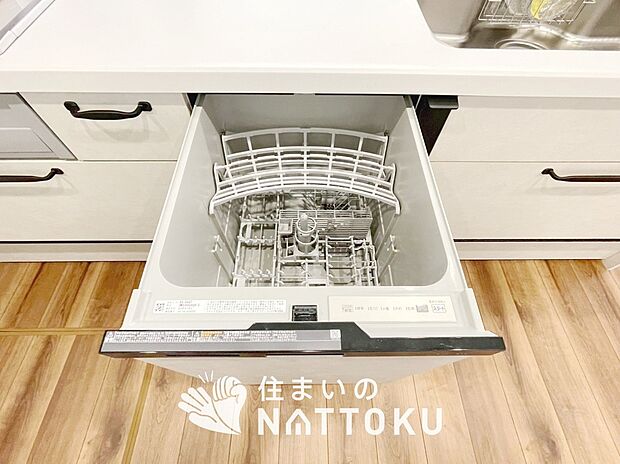 【深型食器洗い乾燥機】大容量を活かして、調理器具と食後のお皿などを一度に洗えて効率的です。
一日分をまとめて洗えるから、家事の時間がぐっと少なくなります。