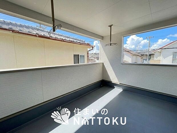 【バルコニー】奥行きが広く、洗濯物をゆったりと干せる十分な広さで、家族の洗濯も捗ります。