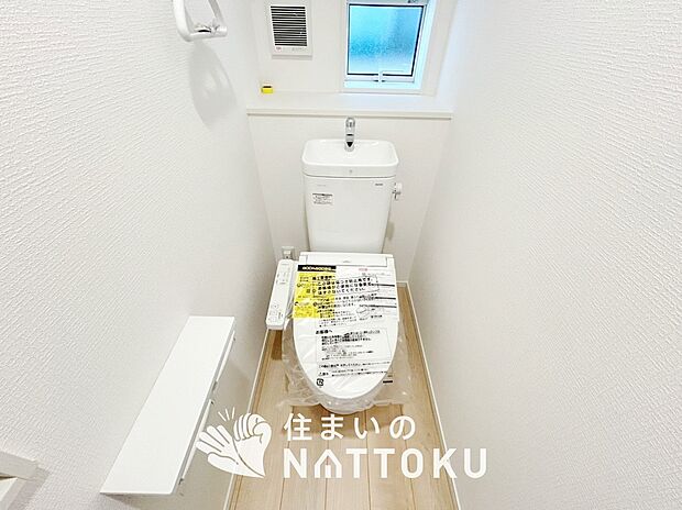 【トイレ】汚れてもサッとひと拭きでお手入れ簡単、エコ仕様の温水洗浄便座付きのトイレです。
バリアフリーにも配慮しています。