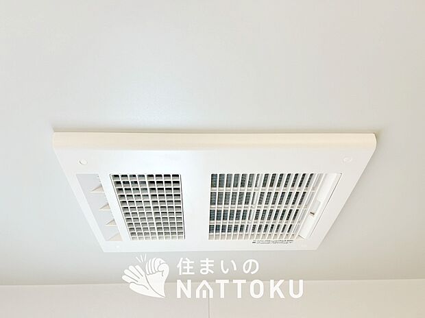 【浴室暖房換気乾燥機】サイドブロー機能で、乾燥効率アップです。
サイドに吹き出しを搭載することにより浴室内を端まで循環する気流ができ、さらに省エネ性能がアップします。
