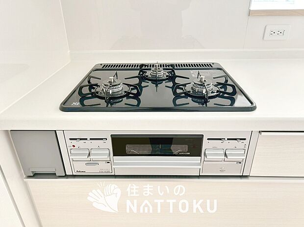 【ビルトインコンロ】フラットな構造で清掃性が高く、過熱防止センサー付３口タイプで日頃の家事も快適です。