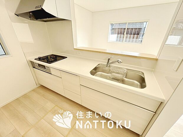 【現地写真（キッチン）】収納たっぷりのシステムキッチン、浄水器付水栓を標準装備しています。