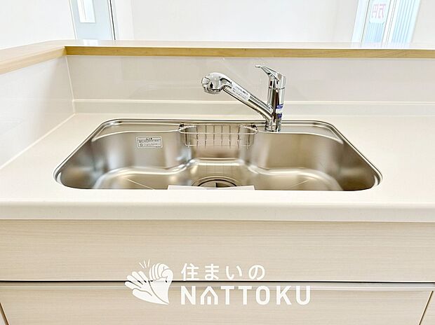 【浄水器内臓型ハンドシャワー付シンク】広々とした凸型シンクに洗剤ポケットを標準装備。すっきり収納できます。
また、蛇口の先端に浄水器を内蔵しているため場所をとりません。