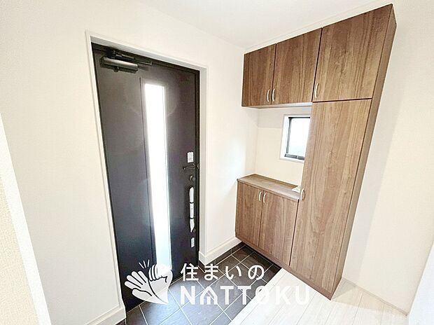 【現地写真（玄関）】玄関には、大型のシューズ収納を設置しています。