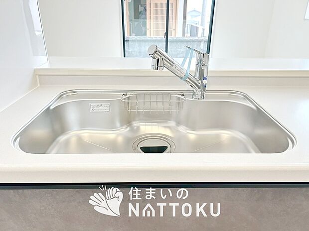 【浄水器内臓型ハンドシャワー付シンク】傷や汚れが付きにくい静音仕様の全面エンボス加工シンク。
また、蛇口の先端に浄水器を内蔵。浄水シャワーが使える毎分4リットルのたっぷり浄水。
