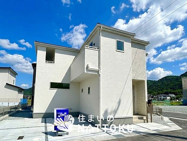 【現地写真（外観）【２号地】】軽くて火災に強い屋根材を採用し、地震時の建物への負担や揺れを軽減しています。