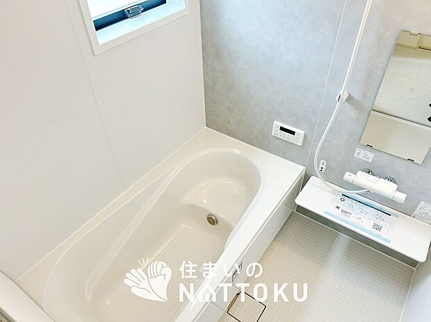 【現地写真（浴室）】浴室暖房乾燥機付き。１坪タイプで広々です。