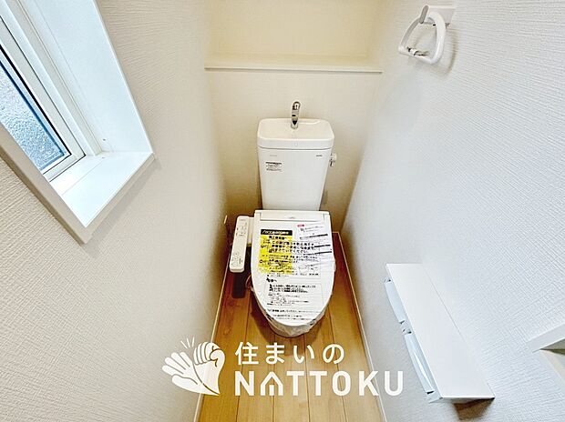 【トイレ】汚れてもサッとひと拭きでお手入れ簡単、エコ仕様の温水洗浄便座付きのトイレです。
バリアフリーにも配慮しています。