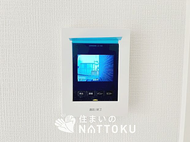 【TVモニター付インターホン】手放し通話ができ、送話表示灯で送話・受話状態が確認できます。
映像と音声で玄関先の様子をチェックできるモニター機能や、夜間の訪問者の顔も確認できるLEDライトを装備しています。