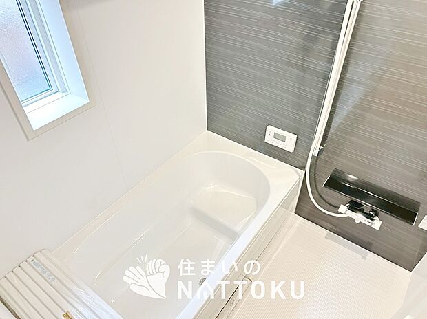 【現地写真(浴室)】浴室暖房乾燥機付き。1坪タイプで広々です。