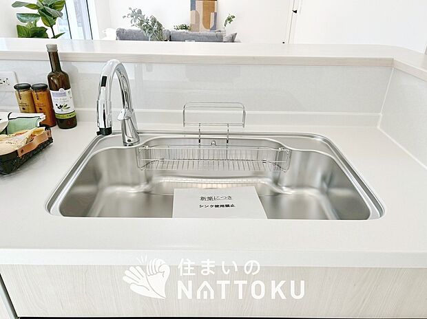 【浄水器内臓ハンドシャワー付シンク】広々とした凸型シンクに洗剤ポケットを標準装備。すっきり収納できます。
また、蛇口の先端に浄水器を内蔵しているため場所をとりません。