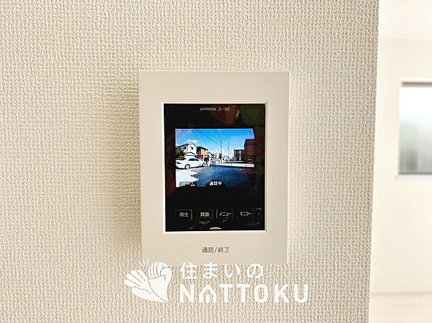 【カラーテレビドアホン】くっきり見やすいカラーモニターです。
夜でも来客者が見やすいLED照明付きです。