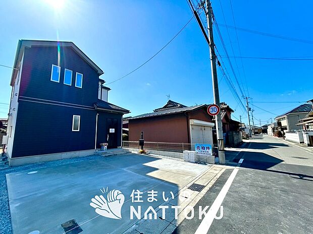 【現地写真(前道含む外観)】健康被害に配慮したもっとも安全性の高い建材を採用し、シックハウス対策をしております。