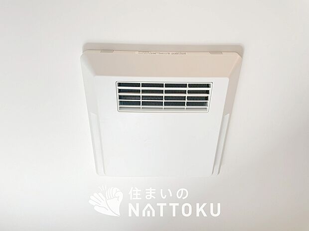 【浴室暖房換気乾燥機】サイドブロー機能で、乾燥効率アップです。
サイドに吹き出しを搭載することにより浴室内を端まで循環する気流ができ、さらに省エネ性能がアップします。