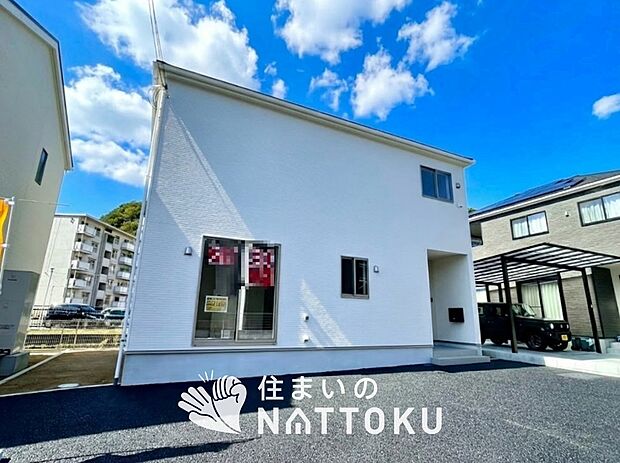 【現地写真(外観)【4号地】】軽くて火災に強い屋根材を採用し、地震時の建物への負担や揺れを軽減しています。