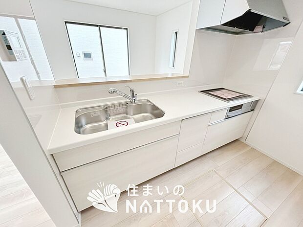 【現地写真(キッチン)】収納たっぷりのシステムキッチン、浄水器付水栓を標準装備しています。