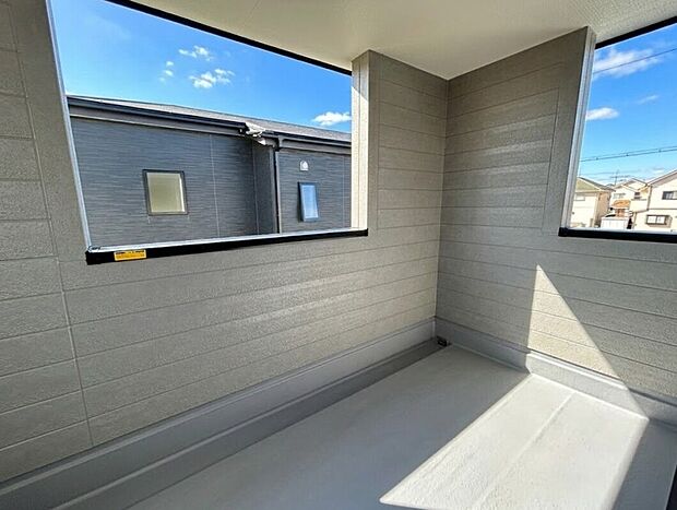 【バルコニー】奥行きが広く、洗濯物をゆったりと干せる十分な広さで、家族の洗濯も捗ります。