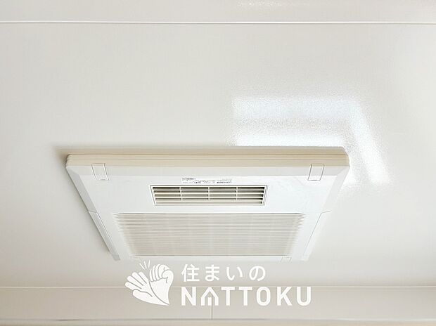 【電気式浴室暖房換気乾燥機】寒い冬場はあたたかく、暑い夏場は扇風機のような心地よさです。
雨の日は、浴室が衣類乾燥スペースになります。