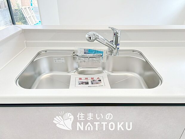 【浄水器内臓ハンドシャワー付シンク】広々とした凸型シンクに洗剤ポケットを標準装備。すっきり収納できます。
また、蛇口の先端に浄水器を内蔵しているため場所をとりません。