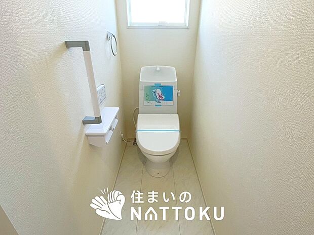 【トイレ】汚れてもサッとひと拭きでお手入れ簡単、エコ仕様の温水洗浄便座付きのトイレです。
バリアフリーにも配慮しています。