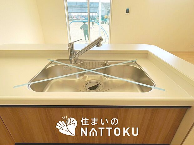 【浄水器内臓型ハンドシャワー付シンク】傷や汚れが付きにくい静音仕様の全面エンボス加工シンク。
また、蛇口の先端に浄水器を内蔵。浄水シャワーが使える毎分4リットルのたっぷり浄水。