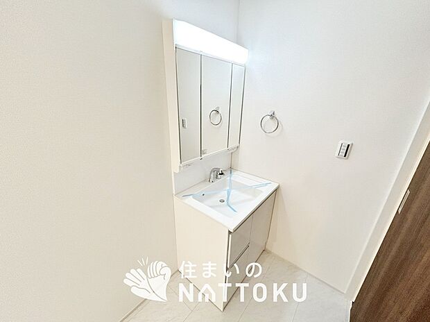 【洗面台・洗面所】鏡の両サイドは、必要なものを取出しやすく、大きな鏡面で朝の準備も快適。
使いやすいリフトアップ機能付きのシングルレバーシャワー水栓付です。