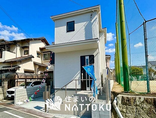 【現地写真(外観)】雨で汚れを落とし、耐久性・耐候性に優れた外壁を使用しています。