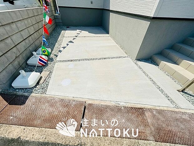 【現地写真(駐車場)】駐車スペースが広く、運転が苦手な方も安心です。