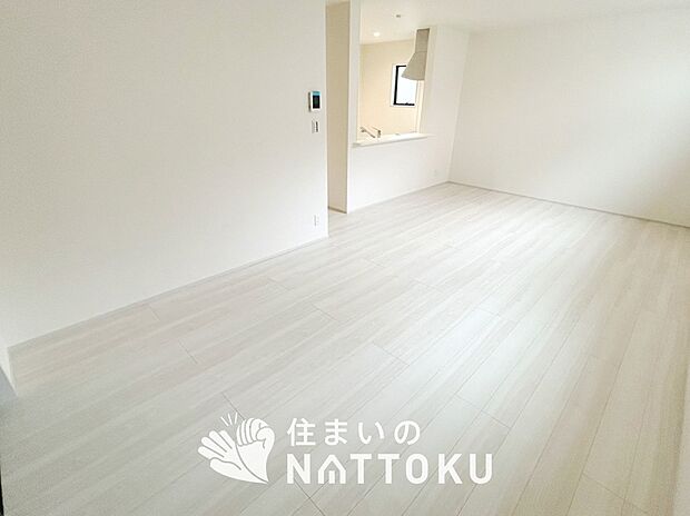 【現地写真(リビング)】フローリング材には、木目、色調など木材特有の風合いがあり、ナチュラルな美しさになっています。