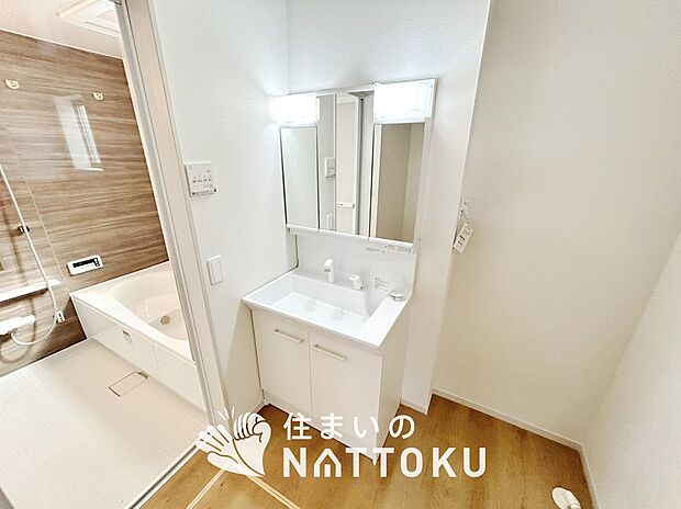 【洗面台・洗面所】鏡の両サイドは、必要なものを取出しやすく、大きな鏡面で朝の準備も快適。
使いやすいリフトアップ機能付きのシングルレバーシャワー水栓付です。