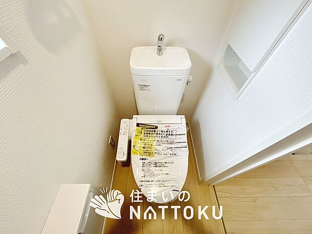 【トイレ】汚れてもサッとひと拭きでお手入れ簡単、エコ仕様の温水洗浄便座付きのトイレです。
バリアフリーにも配慮しています。